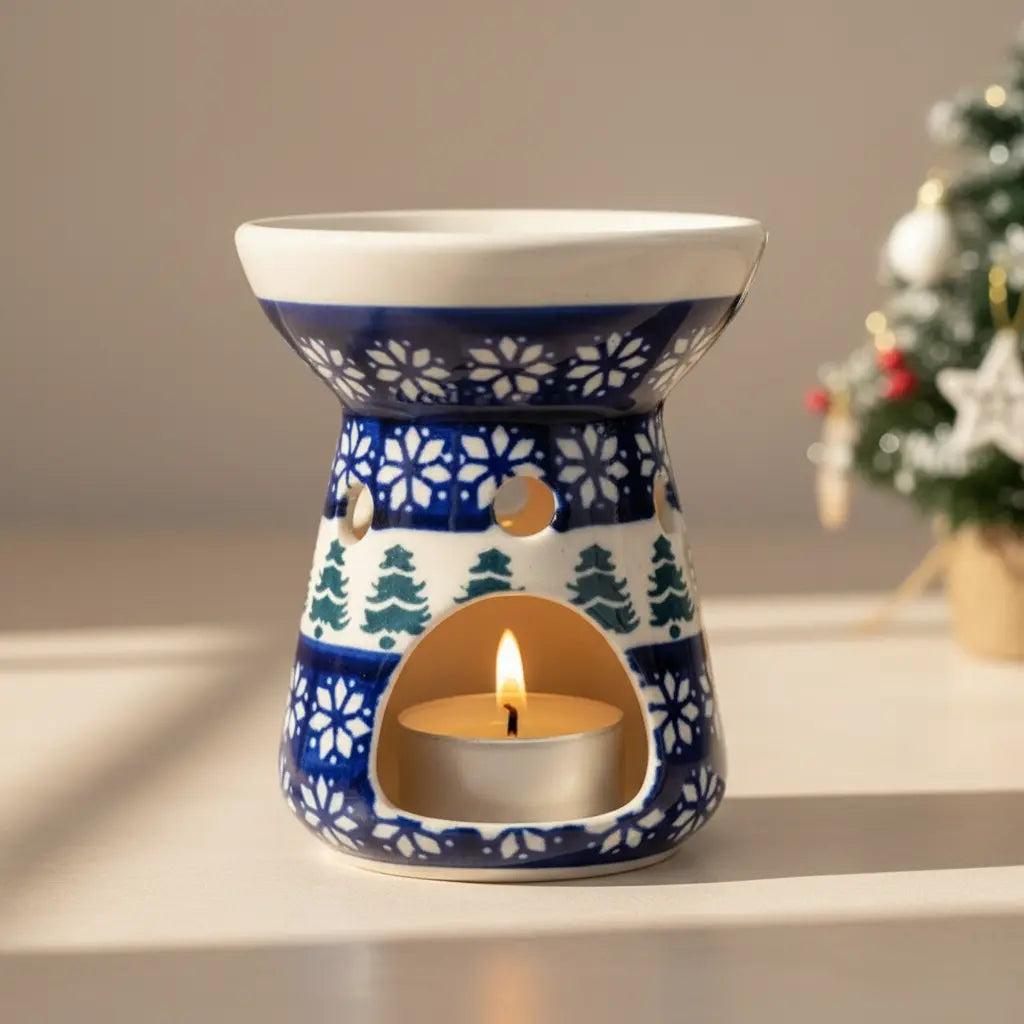 Kominek z zestawu Christmas Hearth znajdujący się na blacie, a w tle malutka choinka ozdobiona świątecznymi ozdobami 